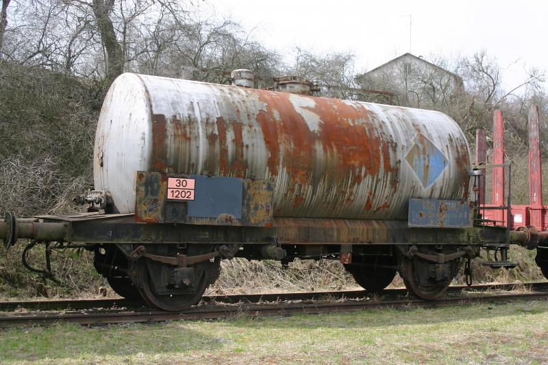 Ein Aral-Kesselwagen wartet in Waldkirchen an der Thaya auf sein weiteres Schicksal. (17.4.2006)