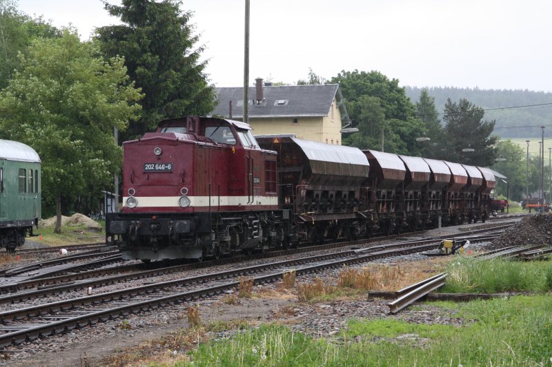 Ein Arbeitszug mit 202 646-6 der Erzgebirgsbahn am 28.05.09 im Bahnhof Schlettau.
