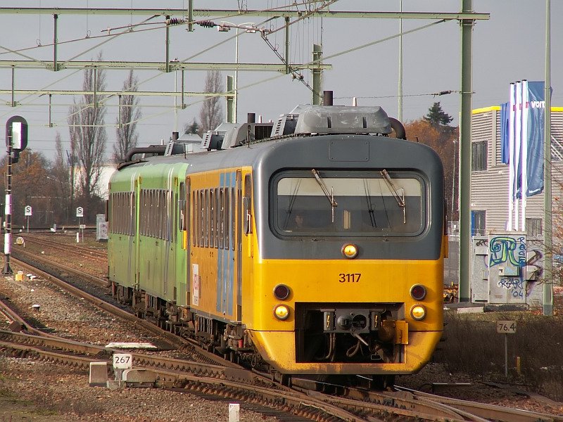 Ein Arriva DH bei der Einfahrt in die Station  Blerrick  in der Nhe von Venlo. Das Foto stammt vom 26.11.2007