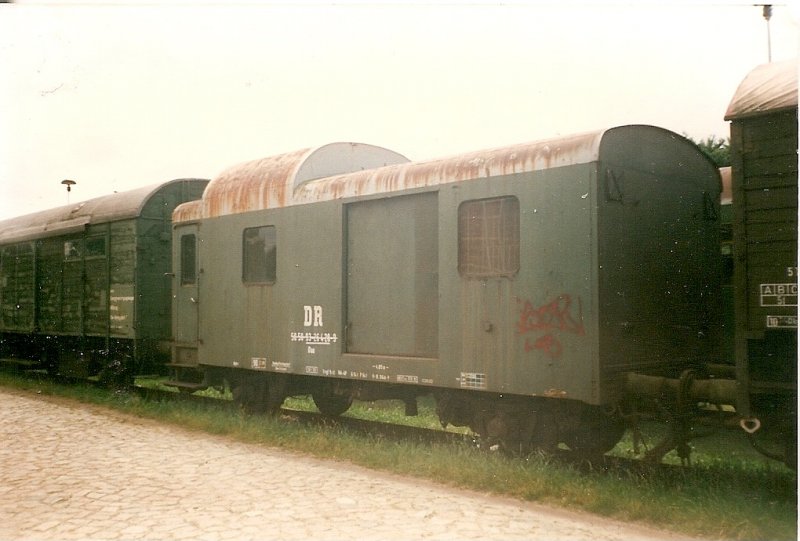 Ein auf vielen Nebenstrecken bei der DR eingesetzter Gepckwagen abgestellt im August 1997 in Ahlbeck.