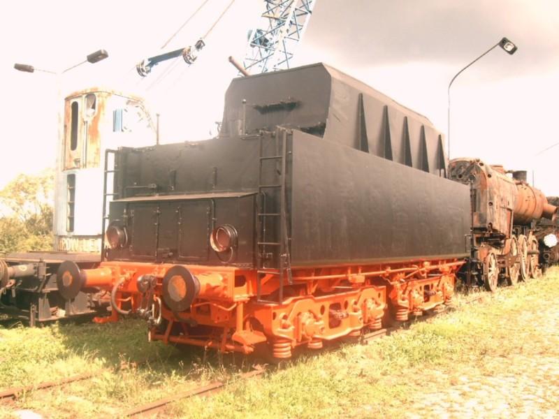 Ein aufgearbeiteter Tender in Rbel (2005).
<a href= http://staedte.kaposo.de  target= _blank ><img src= http://www.bahnbilder.de/counter/counter_new.php?key=32976928  alt= Städte auf Kaposo  title= Städte auf Kaposo  border= 0  /></a>
