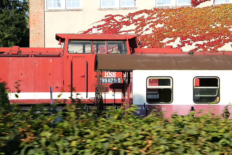 Ein Augenblick in Wenigerode-Westerntor:
Der Personenwagen und das groe  Harzkamel  sind hier schon lange abgestellt. Eventuell dienen sie als Ersatzteillager fr die anderen Fahrzeuge.  
(27.09.2009)