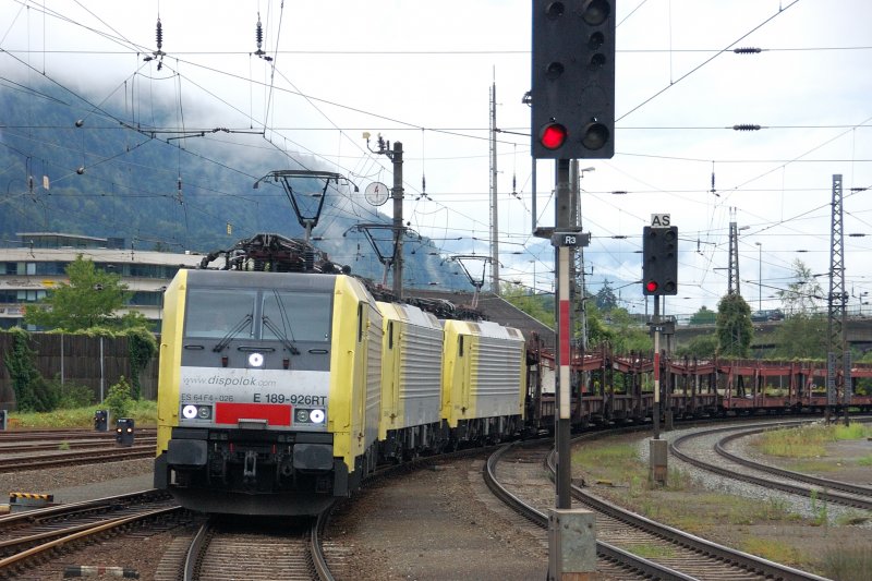 Ein Augenschmaus fr  Regionalbahnverwhnte  Linsen... Gleich 3 189er hngen an diesem leeren, aus Richtung Innsbruck kommenden  Autotransportzug, kurz vor Einfahrt in Kufstein/Tirol. (23.08.2008)