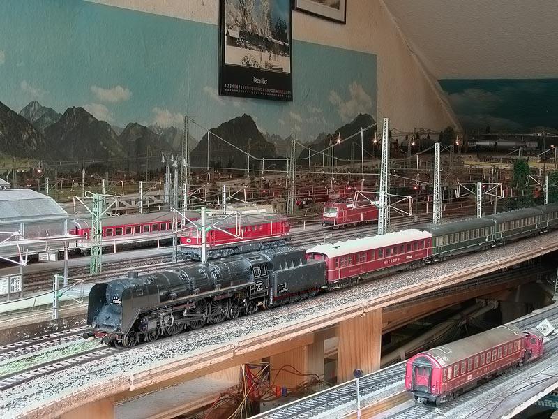 Ein aus Altbau-D-Zugwagen der DRG bestehender Reisezug, befindet sich auf der Strecke. Zuglok ist die 05 003.