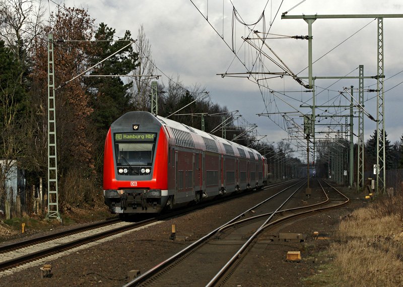 Ein aus Doppelstockwagen gebildeter RE nach Hamburg Hbf am 08.02.2008 in Dauenhof.