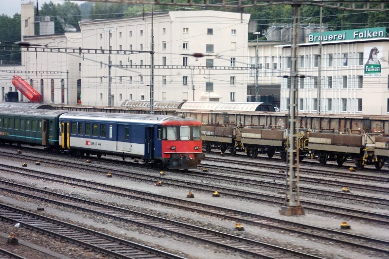 Ein aus einem Leichtstahlwagen umgebauter Steuerwagen des SBB-Nahverkehrs vor der bekannten Schaffhausener  Falken-Brauerei . Unten h�ngt schon die SBB-Oberleitung, wir bewegen uns unter DB/�BB-Fahrleitung. (Schaffhausen (Rheinfall), 12.08.2008).