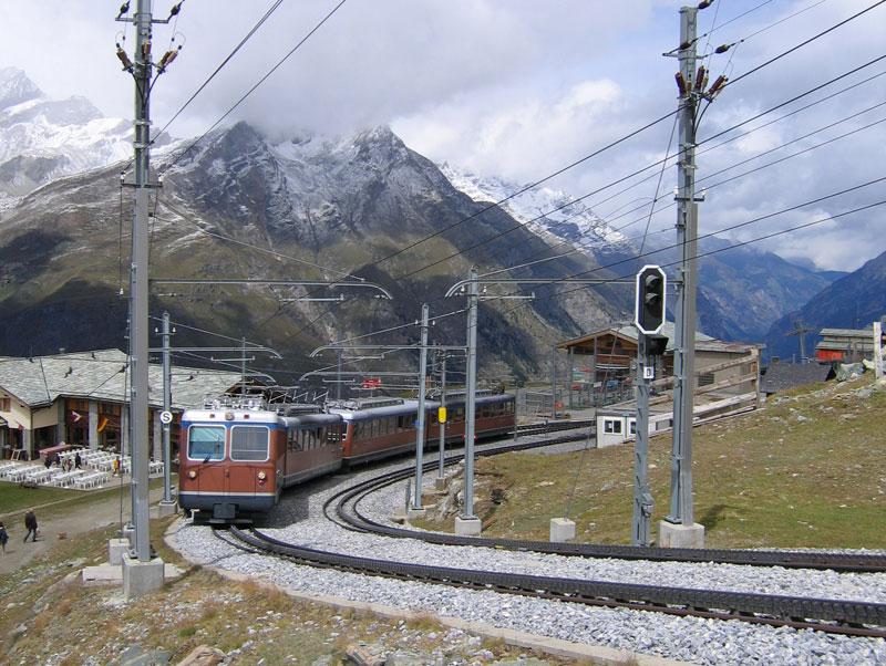 Ein aus zwei Triebwagen Bhe 4/8  bestehender Zug fährt bergwärts - Station Riffelberg (2.582 m), 15.08.2005
