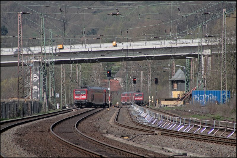 Ein auserplanmiges Treffen zweier 112er bei Westhofen. Whrend die 112 164 ihren RE7 (RE 29712) nach Krefeld Hbf schiebt, ist die 112 166 mit dem RE7 (RE 29718)  Rhein-MNSTERLAND-Express  auf dem Weg nach Rheine. (12.04.2008)
