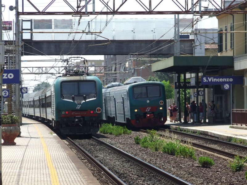 Ein- und Ausfahrt von Regionalzgen im Bahnhof San Vincenzo am Mittag des 26.05.2009.