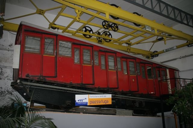 Ein ausgediehnter Seilbahnwagen der Funicolare Centale von 1928 steht als Ausstellungsstck in der Station Piazza Fuga in Napoli; 01.03.2008