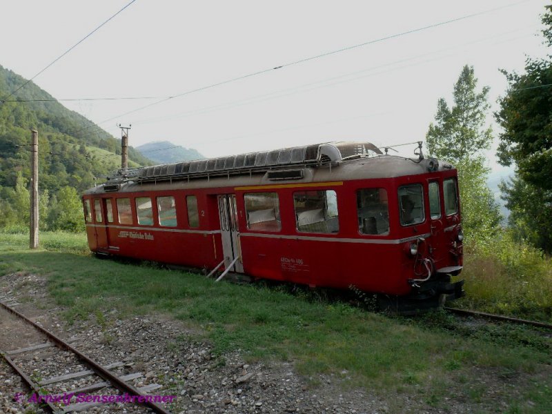 Ein ausgewanderter Schweizer: Der von der Chur-Arosa-Linie der RhB stammende Triebwagen ABDe 4/4 486. Diese Linie wurde ja, wie die SGLM, bis zur Umstellung des Stromsystems 1997 ebenfalls mit 2400 V Gleichspannung betrieben. Der Triebwagen steht hier abgestellt in der Station Notre-Dame-de-Commiers.
29.08.2007
