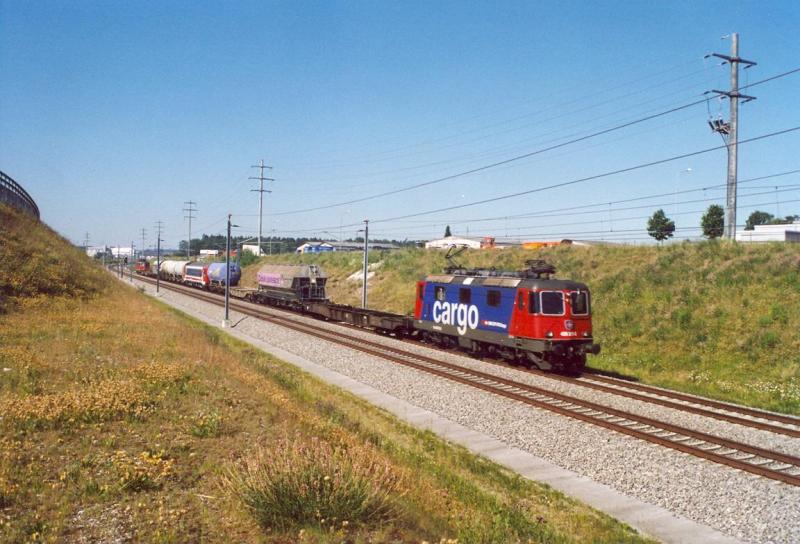 Ein aussergewhnlicher Gast auf der Neubaustrecke Mattstetten - Rothrist: Re 420 mit einem Gterzug und einer weiteren Re 420 am Schluss des Zuges. Gesehen am 11. Juni 2006 bei Mumenthal.