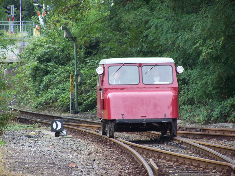 Ein Auto auf abwegen. Aufnahme vor dem BW Heibronn am 08.09.07 Anlass: Bahntag im Sddeutschen-Eisenbahnmuseum-Heilbronn.