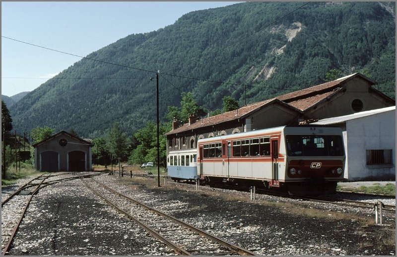 Ein Autorail mit angehngtem Verstrkungswagen erreicht Annot. (Archiv 06/77)