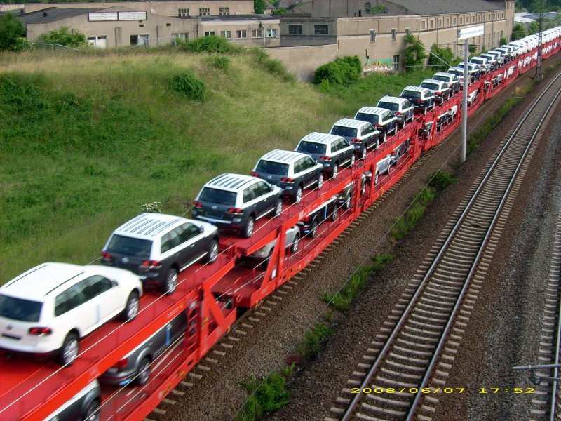 Ein Autotransportwagen aus dem Zugverband, den 140 450 am 07.06.08 durch Bitterfeld f�hrte.