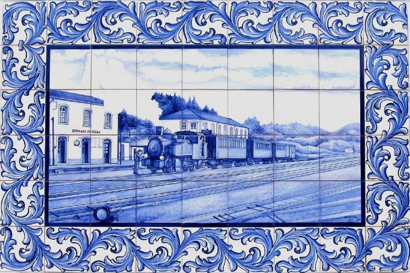 Ein Azulejo aus Sernada do Vouga zeigt einen Zug im Bahnhof Sernada. Die dargestellte Lok gehrt zu einer Serie (CP E 91 - 97), die 1910 - 13 von Decauville und O & K gebaut wurde (12. Mai 2009).
