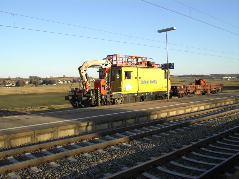 Ein Bahndienstfahrzeug der Firma Plesser & Theurer auf �berf�hrungsfahrt im Ausweichgleis des Bahnhofes Burgau an der Strecke M�nchen - Augsburg - Ulm. Aufgenommen am 24.02.08 w�hrend eines kurzen Halts. Eine Bauartbezeichnung konnte nicht entdeckt werden.