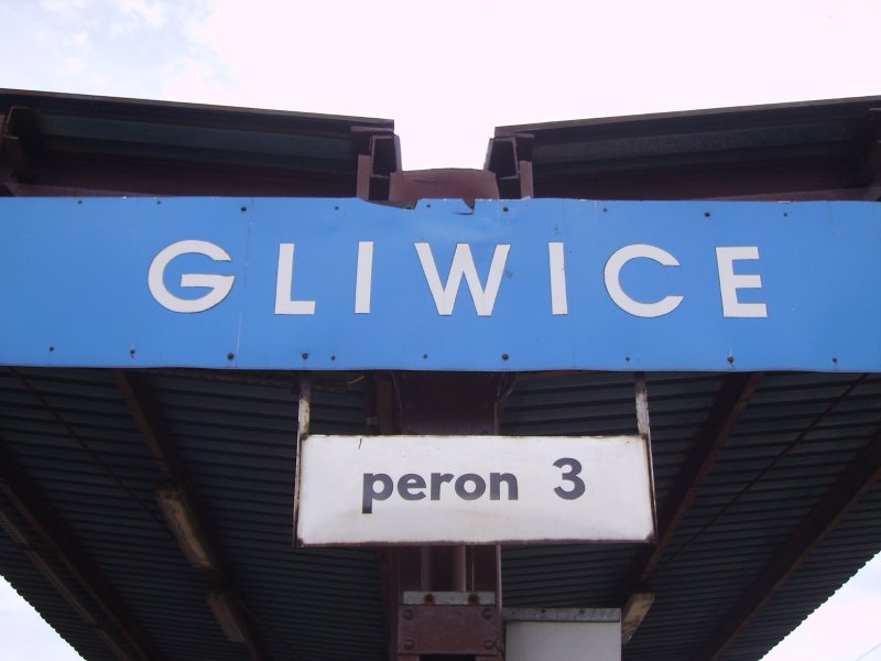 Ein Bahnhofsschild vom Bahnhof Gliwice im Bahnhof Gliwice!