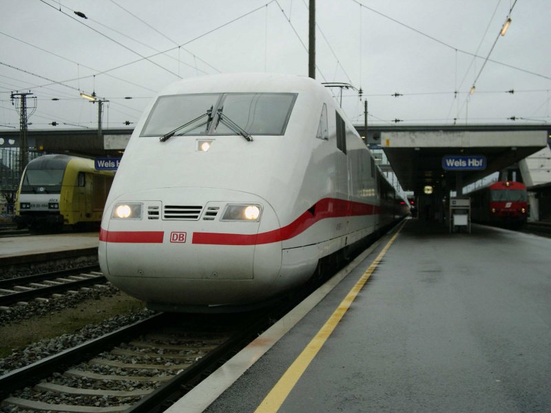 Ein  Bahnsteigfoto  mache ich nicht ohne Anlass: Hier der einrollende ICE 28 von Wien Westbahnhof nach Hamburg-Altona - der erste ICE, der planm��ig in Wels hielt! Links im Bild Dispolok ER 20-004  alex  der S�llecker Bahn, rechts ein CityShuttle-Steuerwagen. [So,10.12.06 - Fahrplanwechsel!, 10:34, Gleis 5]
