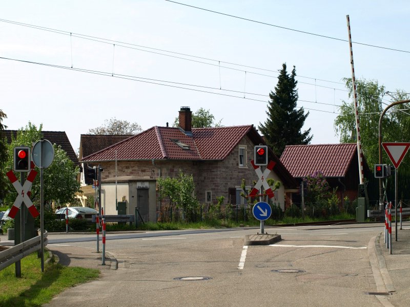 Ein Bahnbergang in Ottenau bei Gaggenau an der Murgtalbahn am 25. April 2009.