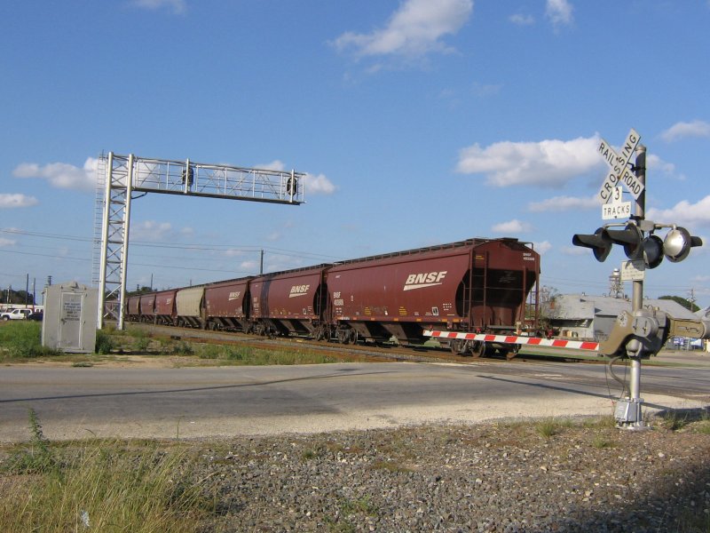Ein Bahnbergang in Sealy (bei Houston, Texas) wurde gerade von einem langen Gterzug berquert. Aufgenommen am 13.11.2007.