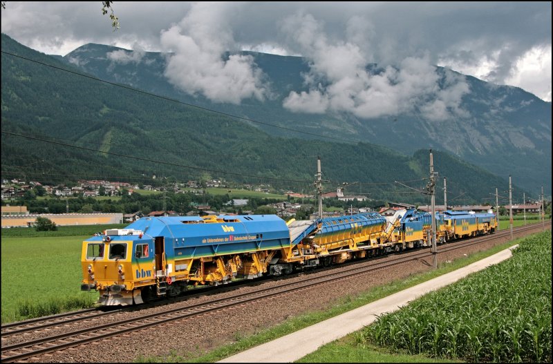 Ein Bauzug von bbw, BahnBau Wels(?), ist in Richtung Sden unterwegs. (08.07.2008)
