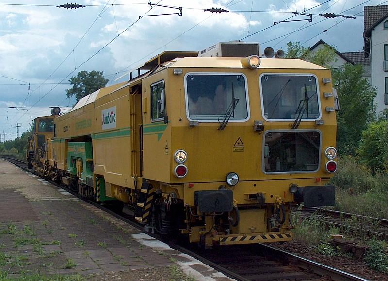 Ein Bauzug durcheilt am 13.08.04 den Bf Halle-Ammendorf in Richtung HBF.