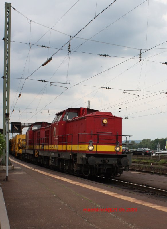 Ein Bauzug, gezogen von zwei DR V100 (V150-15 und V150-12) der EBW, passiert am 21.05.2009 R�desheim Bf.