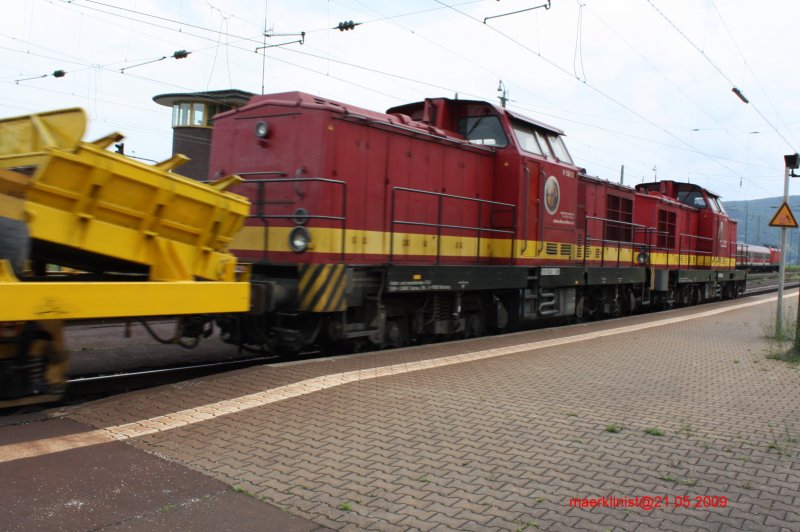 Ein Bauzug, gezogen von zwei DR V100 (V150-15 und V150-12) der EBW, passiert am 21.05.2009 R�desheim Bf.