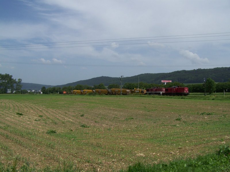 Ein Bauzug, mit einer Doppeltraktion von Dieselloks in Hhe Essingen(b. Aalen) hinter Aalen. Hier auf der KBS 786. Aufgenommen am 26.05.07