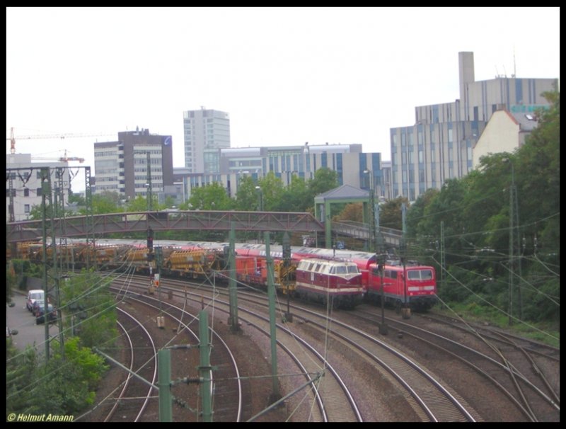 Ein Bauzug mit Lok 203 der MEG stand am 24.08.2006 in der Ausfahrtskurve des Bahnhofes Frankfurt am Main-West, daneben 111 198 mit einem abgestellten RE. 