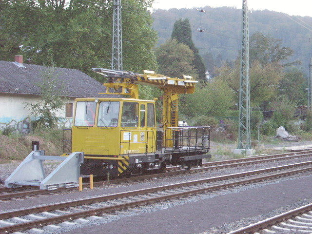 Ein Bauzugwagen mit Kran und Stromabnehmern in Neckargemnd Bhf.