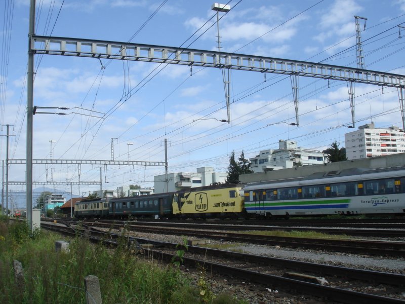 Ein BDe 576 leistet der Re 456 092-6 Schiebehilfe, da die 456 mit einem zustzlichen Wagen am Voralpen-Express sonst fast nicht den Berg hinaufkommt.Bei Pfffikon SZ am 6.09.2007.