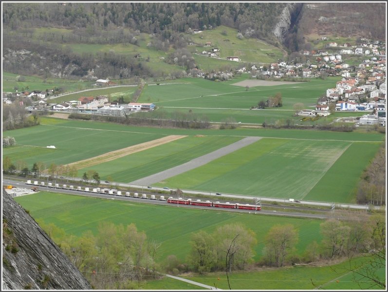 Ein Be 4/4 Pendel der RhB passiert die in Trimmis abgestellten  Mohrenkpfe  Zementsilowagen. Aufgenommen vom Haselboden, einem Abbaugebiet der Zementwerke Untervaz. (18.03.2008)