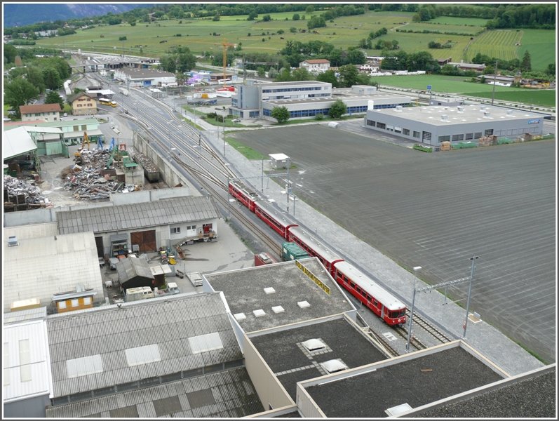 Ein Be 4/4 Pendel verlsst die Station Untervaz-Trimmis. Foto aufgenommen vom Dach der Kehrichtververbrennungsanlage. Tag der offenen Tr. (18.03.2008)