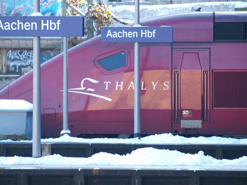 Ein bei Eis und Schnee von Kln kommender Thalys kurz vor der weiterfahrt im Aachener Haubtbahnhof