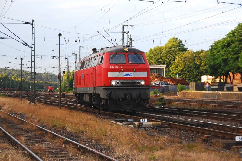 Ein bei uns eher seltener Gast: Eine 218er der  Deutsche-Bahn-Gleisbau . Am Abend des 07.06.2009 kam 218 261-6 aus westlicher Richtung nach Bielefeld-Brackwede eingefahren. Nach einigem Vor-und-Zurck auf dem Abstellbahnhof wurde der passende Schotterzug angekoppelt und gegen 23.00h auf den Weg nach Halle/Westfalen geschickt. 