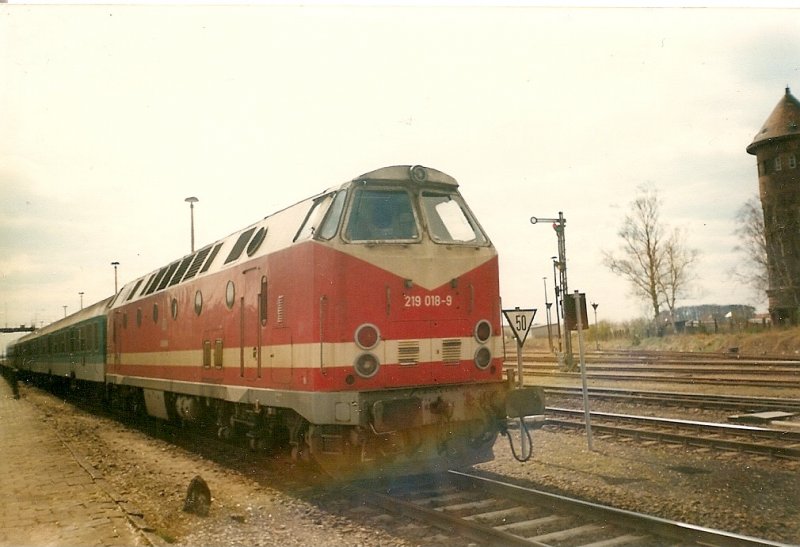 Ein bekannter Nebenbahnbahnhof in Mecklenburg-Vorpommern ist Karow.Im April 1997 konnte man zur gleichen Zeit vier Zge gleichzeitig aus verschiedenen Richtungen erleben.Die Grenteils mit Loks der Baureihe 202 und 219 bespannt waren.Hier ist es die 219 018 mit einer Regionalbahn nach Gstrow.