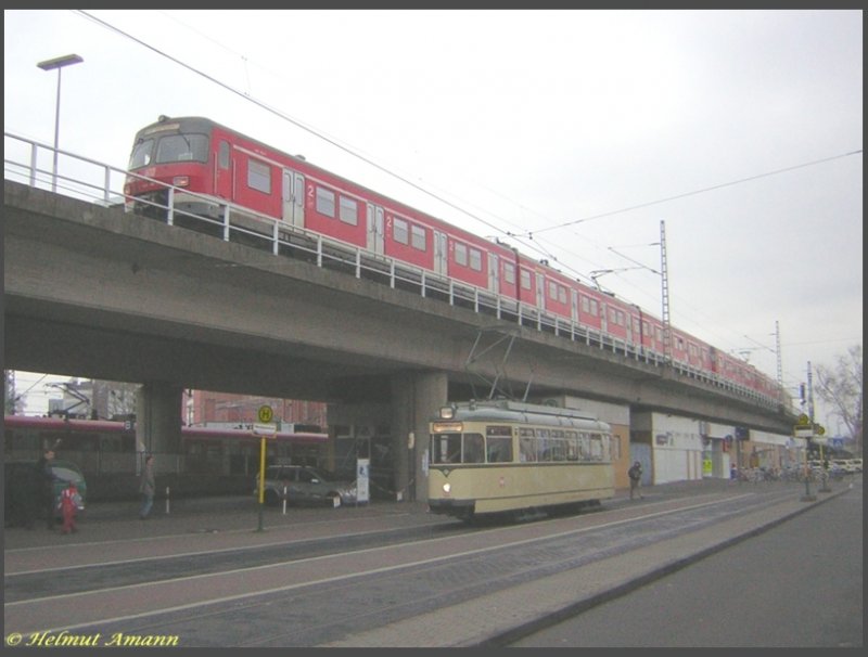Ein bekanntes Motiv in einer etwas anderen Variation: Am 24.03.2007 begegnete der Museumstriebwagen 124 der Bauart L (ex 224 D�wag Baujahr 1956) bei einer Sonderfahrt am Westbahnhof einem Vollzug der S3 nach Bad Soden mit 420 720 am Zugschlu�, das war ein seltener Gl�cksfall f�r die fotografierenden Teilnehmer der Sonderfahrt.