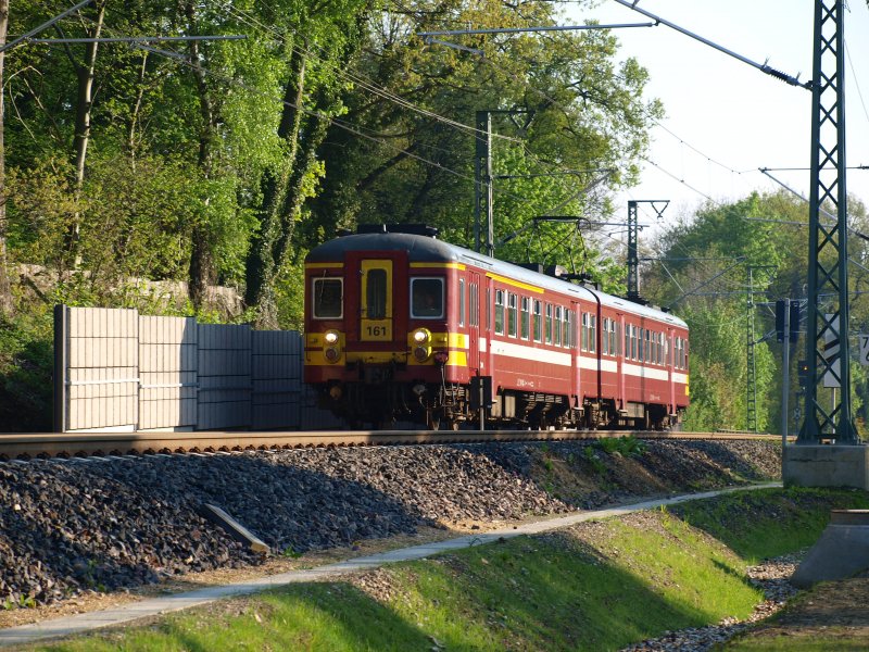 Ein Belgischer BR 62 Triebzug kommt die Sdrampe vom Aachener Hauptbahnhof rauf und fhrt gleich in den Buschtunnel ein. 