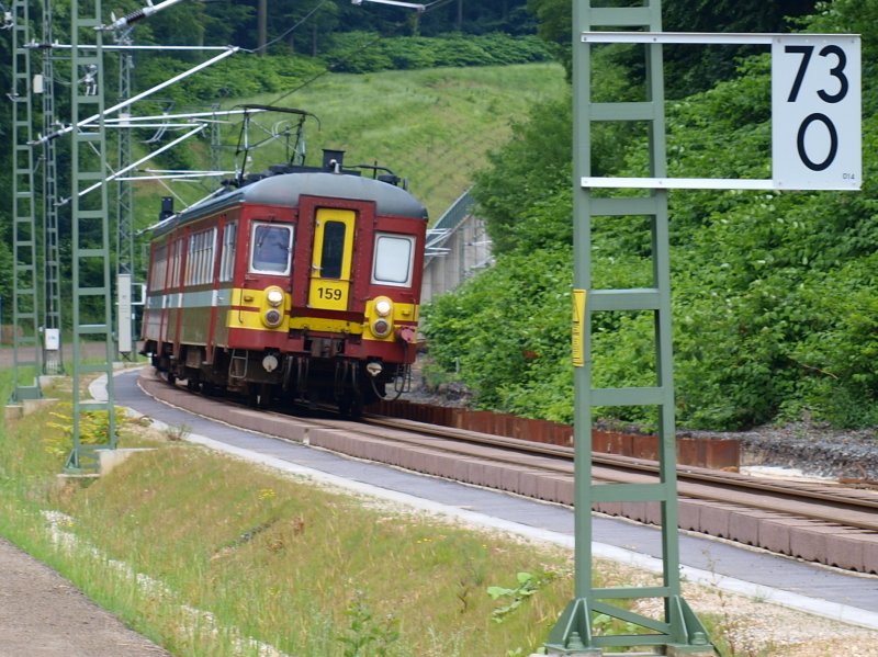 Ein Belgischer BR 62 Triebzug kommt aus dem Aachener Buschtunnel und fhrt gleich die Sdrampe zum Hauptbahnhof runter.