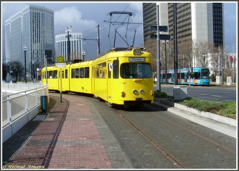 Ein beliebter Fotohalt bei Sonderfahrten mit historischen Straenbahnfahrzeugen in Frankfurt am Main ist die Endhaltestelle Messe, die nur bei Veranstaltungen auf dem Messegelnde angefahren wird. Hier besteht mit etwas Glck die Mglichkeit, den Sonderwagen gemeinsam mit einem Linienwagen abzulichten. Am 22.03.2008 ergab sich dieses Motiv mit dem Museumstriebwagen 111 der Bauart O (ex 902 Baujahr 1969 DWAG) und dem S-Triebwagen 241 auf dem 4. Zug der Linie 16 nach Offenbach Stadtgrenze.