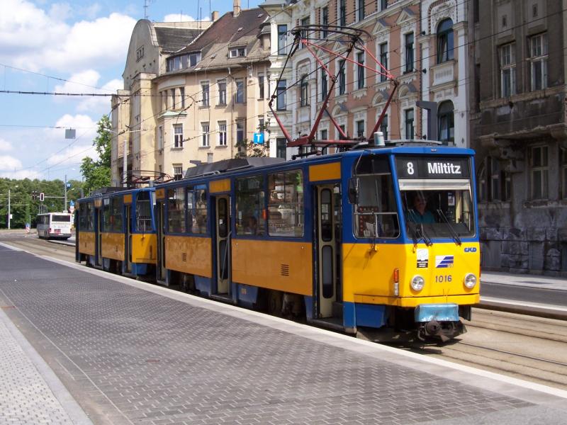 Ein bescheidener Tatra-Zug der Linie 8 steht an dem Stra�enbahnhof Angerbr�cke und wartet auf einen Fahrer.
Diese Stra�enbahnen sind in Leipzig nicht mehr im Einsatz!