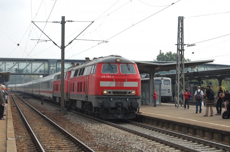 Ein besonderes Erlebnis stellen fr mich immer wieder die mit Loks der BR 218 bespannten IC von/nach Oberstdorf dar. Bei den Mrklin-Tagen am 19. September 2009 in Gppingen wandte ich mich kurz von den historischen Loks ab und widmete mich der letztgebauten Serien-218, nmlich der ehemaligen Lbecker 218 499-2, welche jetzt der RAB gehrt. Die Loks werden den hier zu sehenden IC 2012 bis Stuttgart befrdern.