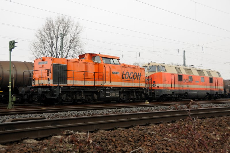 Ein besonderes Locon-Prchen wartete in der Gterzugausweiche kurz nach dem Bahnhof Darmstadt-Kranichstein Richtung Aschaffenburg. Locon 216 (ex 203 142-5) als Vorspann fr Locon 301 (ex 228 656). (10.03.09)