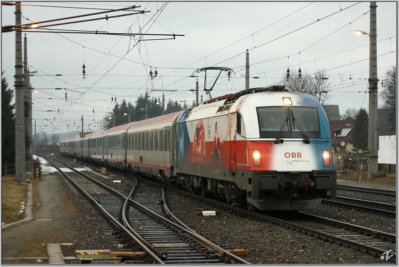 Ein besonders seltener Gast im Aichfeld ist die EM-Lok 1216 226  Tschechien .Hier bespannt sie den EC 532  Kelag Energie Express  von Villach nach Wien Sd.
Zeltweg 5.3.2009