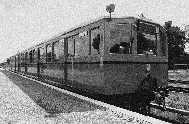Ein Bild aus den 20ern? 
Nicht ganz, der Bauzaun im Hintergrund und die neuzeitliche Stromschiene verraten, dass es sich um eine Sonderfahrt handelt.
Der Museumszug des  Historische S-Bahn e.V.  steht als Fotoobjekt im Bahnhof Hoppegarten.
(13.05.2007)
