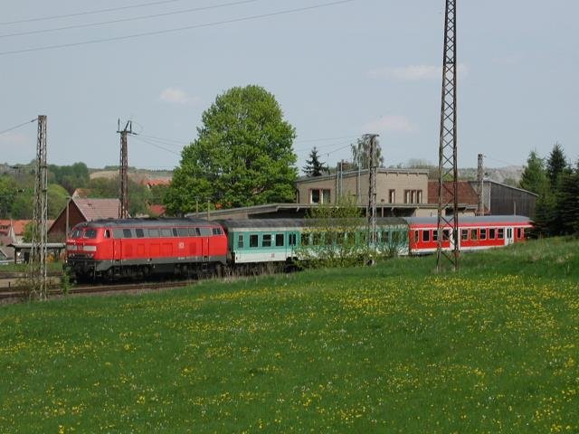 Ein Bild aus lngst vergangener Zeit. 218 445 steht mit einem Regionalbahnzug im Bahnhof Elbingerode; 14.05.2001 um 17.12 Uhr