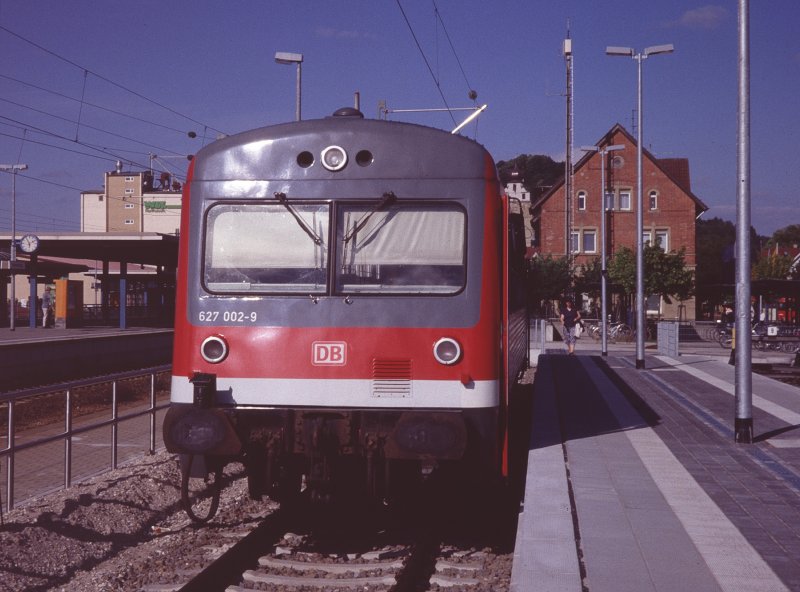 Ein Bild aus lang vergangenen Tagen... Ein VT 627 steht als RB Richtung Horb im Bahnhof Herrenberg am Nagelneuen Stumpfgleis. Heute haben ET 425 dessen Platz eingenommen... (1999 (Diascan))