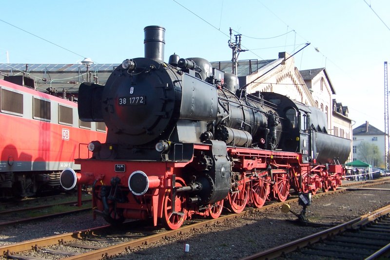 Ein Bild fr Dampflokfreunde. Die P8 mit Wannentender bei bestem Fotolicht. Voller Stolz stellt sie sich der Fotoparade neben der 141. 1974 habe ich sie live erlebt mit ihrer preuischen Schwester 78 246 bei einer ihrer Abschiedsfahrten mit Kastentender. Siegen, 08.04.07